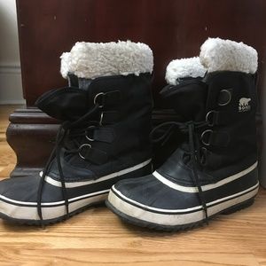 Black Sorel snow boots sz 8